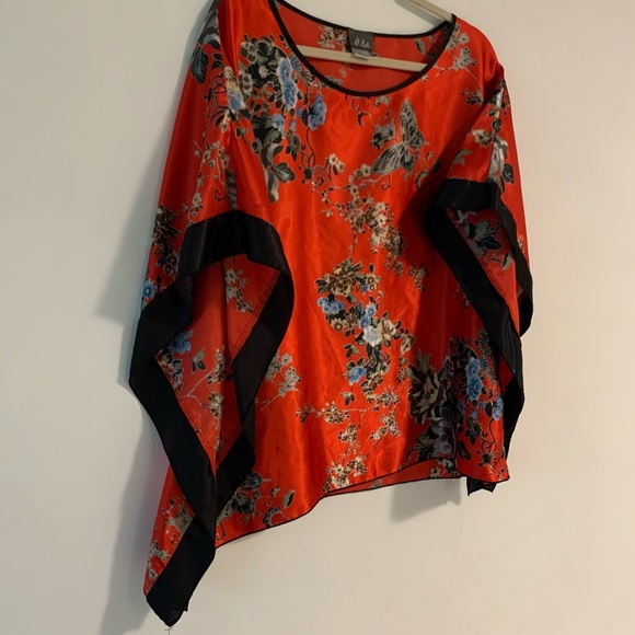 Gorgeous Red Top with Printed Design - Picture 5 of 5